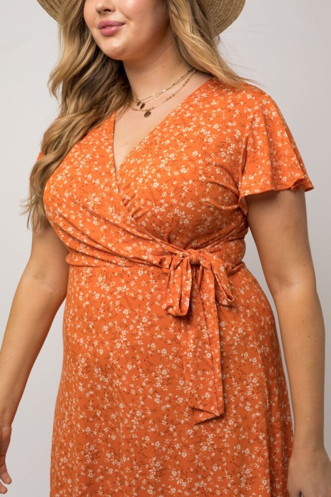 Orange mini kjole i plus size.