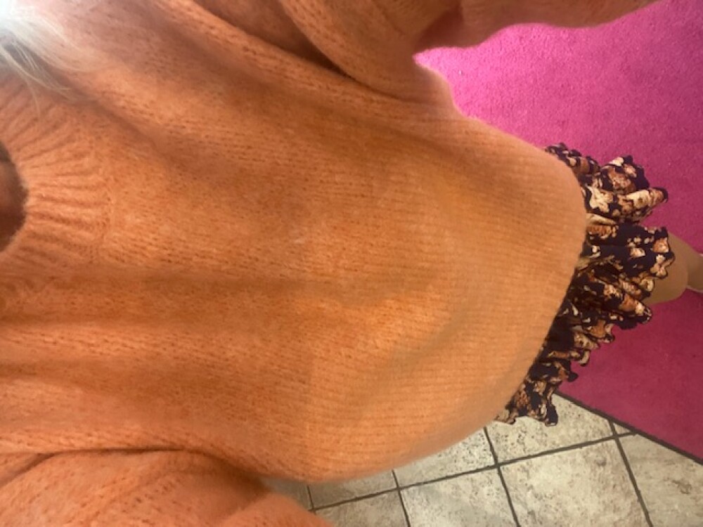 Orange strikk genser