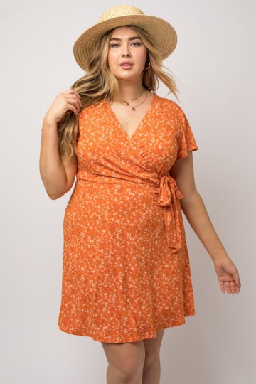 Orange mini kjole i plus size.