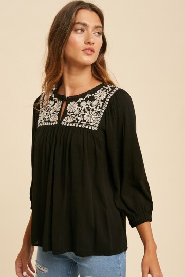 Sort farget babydoll bluse.