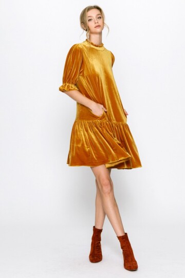 Gold farget velur kjole.