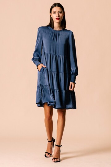 Slate blue satin kjole.