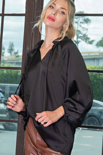 Sort satin bluse.
