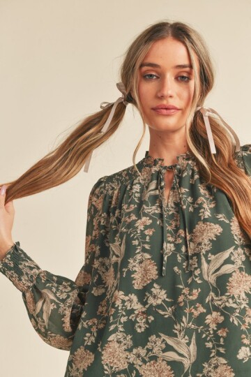 Grønn bluse.