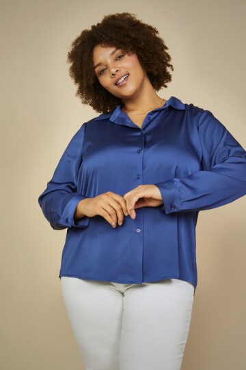 Mørk blå sateng plus size bluse.