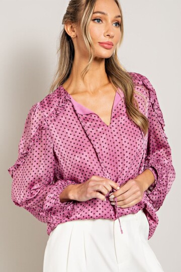 Rosa polka dots bluse.